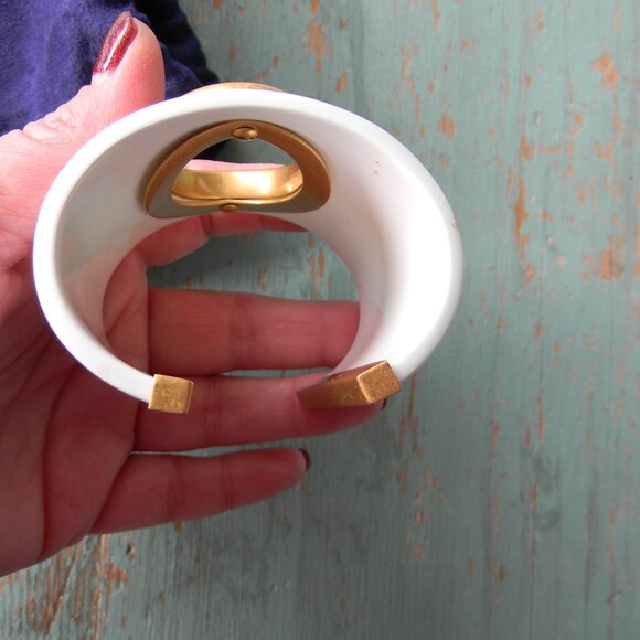 TORY BURCH WHITE LARGE CUFF GOLD CUT-OUT TRIM DETAIL LOGO & DUST BAG - Picture 3 of 7